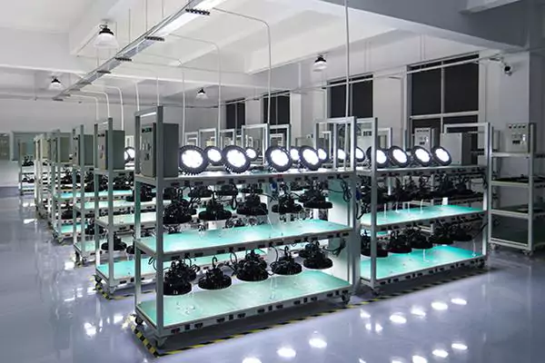 Produktionsanlage -Hersteller und Lieferant von LED-Hallenstrahlern